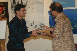 Shri. Suhas Bahulkar felicitate Artist Mangesh Kshirsagar at Artfest 09, Indiaart Gallery